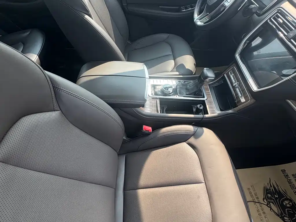 Roewe RX8 30 T Connected 4 WD Outstanding Flagship