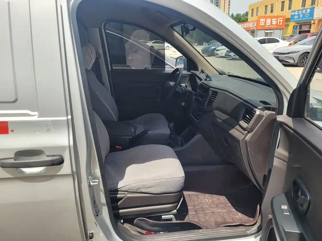 Wuling Hongguang V 五菱宏光V 2021款 1.5 L劲取版封窗车LAR