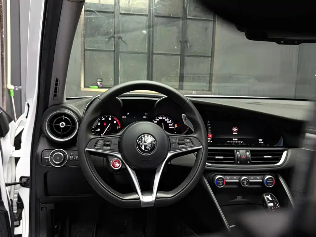 Giulia 2.0 T 200 HP Luxury