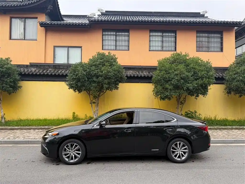 Lexus ES 300 h Mark Levinson Comfort