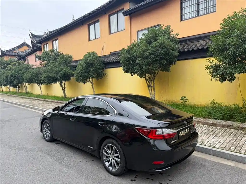 Lexus ES 300 h Mark Levinson Comfort