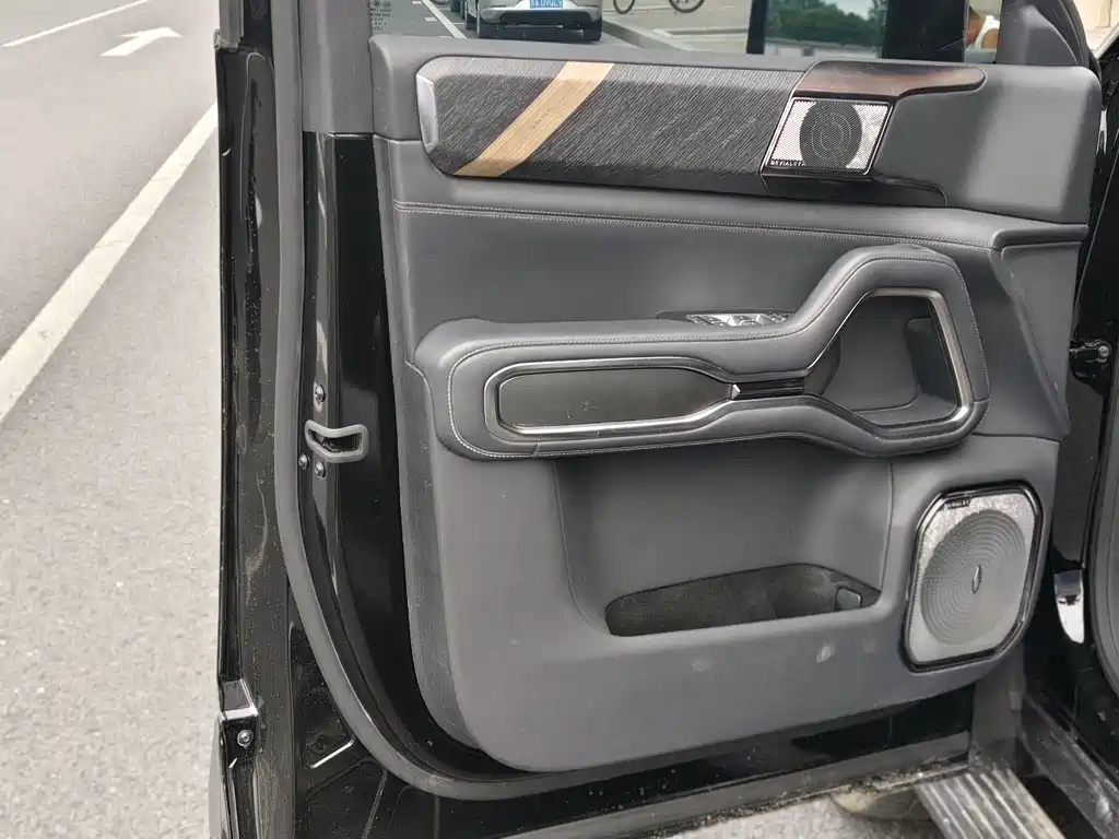 Leopard 8 Brave Flagship 7-seat