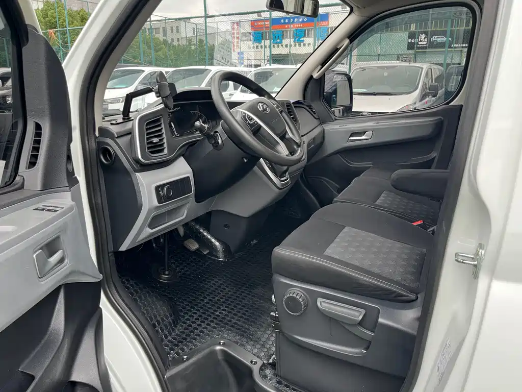 Xintu V80 新途V80 2025款 PRO傲运通 2.0 T 自动长轴中顶 6/7/8/9座