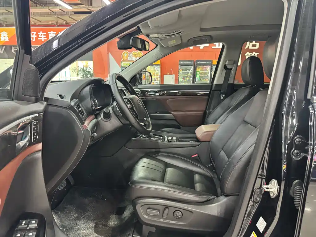 GAC Trumpchi GS8 320 T 2 WD Distinguished (7-seat)