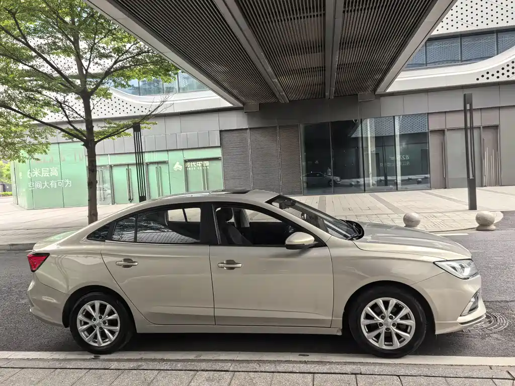 Roewe i5 1.5 L Auto 4 G Connected Leading Luxury