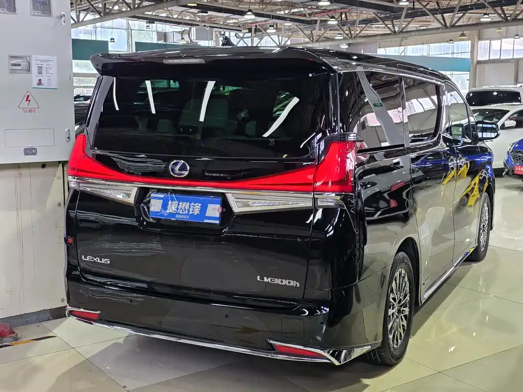Lexus LM 300 h 7-seat Elegant