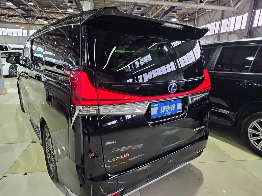 Lexus LM 300 h 7-seat Elegant