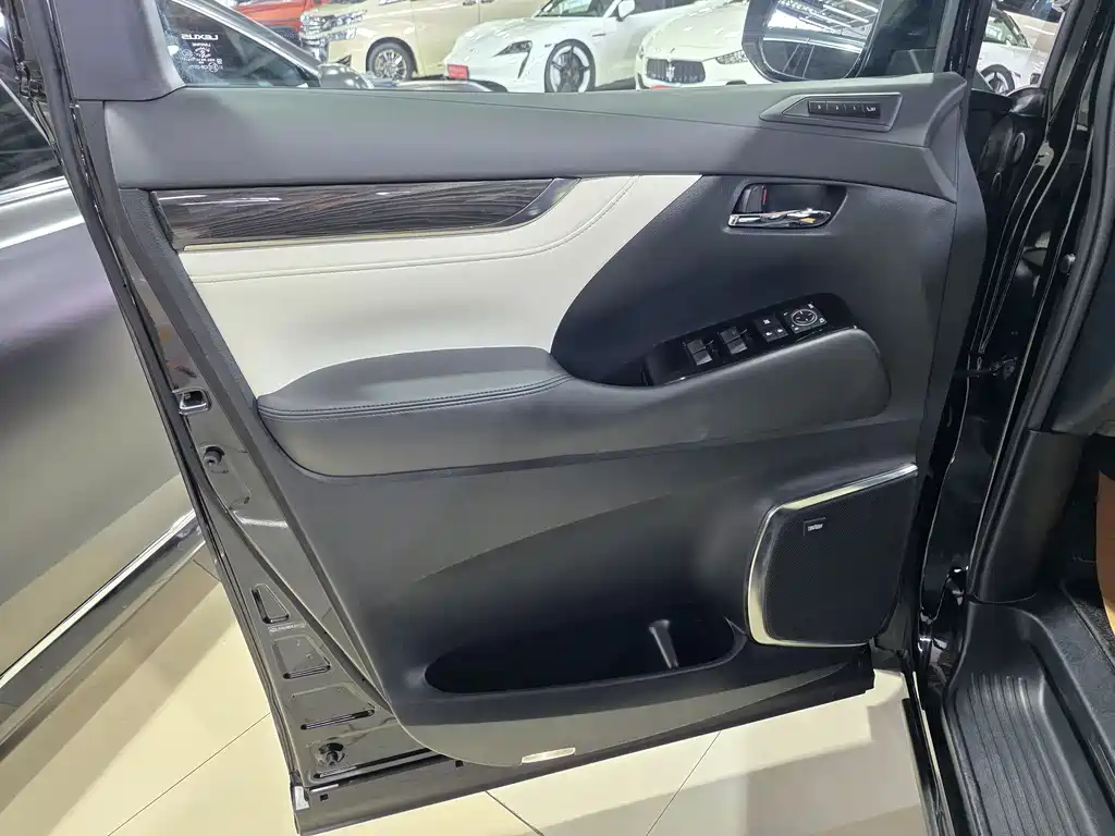 Lexus LM 300 h 7-seat Elegant