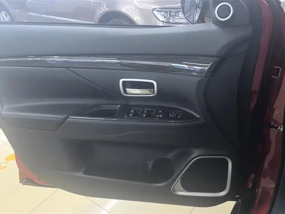 Outlander 2.0 L 2 WD Glory 5-seat