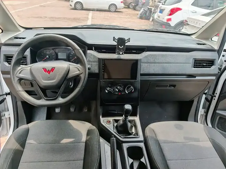 Wuling Hongguang PLUS 1.5 L Manual Standard 5-seat