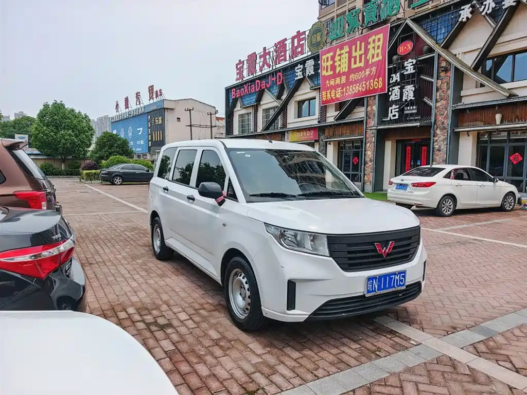 Wuling Hongguang PLUS 1.5 L Manual Standard 5-seat