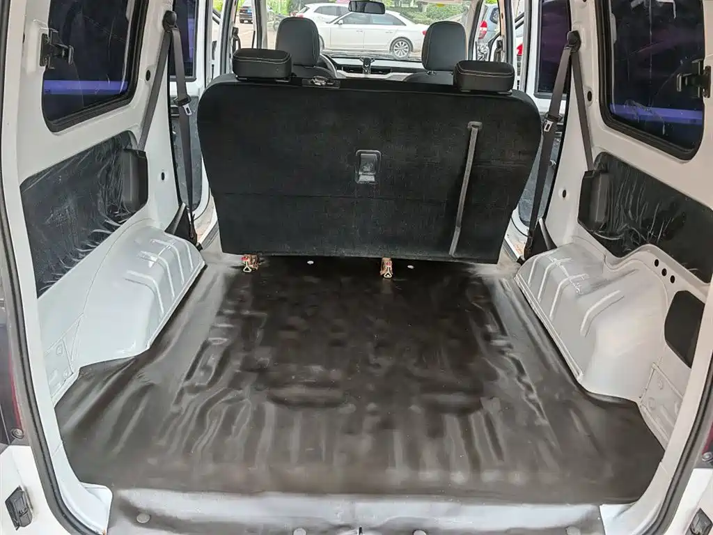 Wuling Hongguang PLUS 1.5 L Manual Standard 5-seat