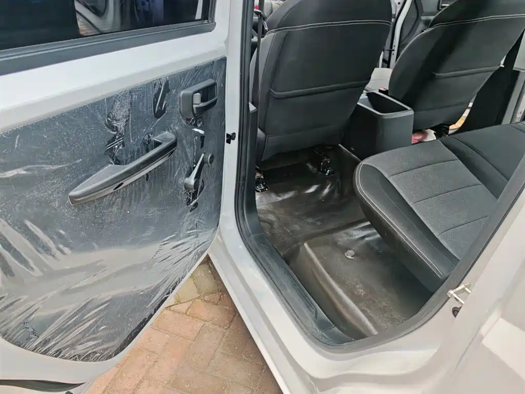 Wuling Hongguang PLUS 1.5 L Manual Standard 5-seat