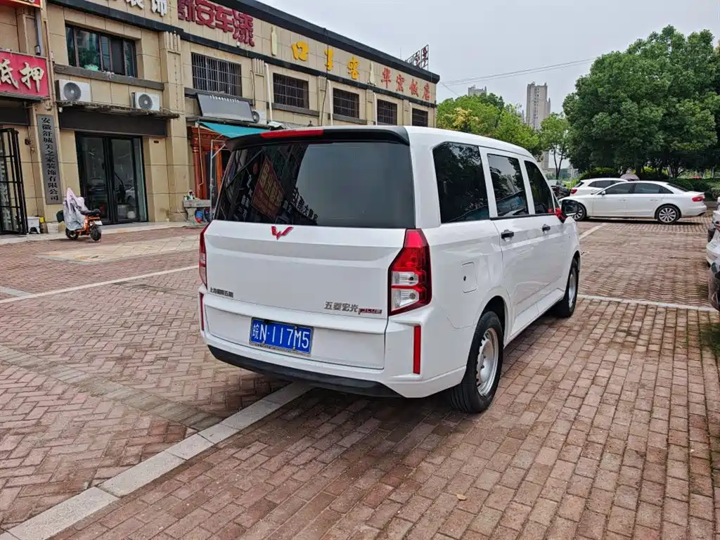 Wuling Hongguang PLUS 1.5 L Manual Standard 5-seat
