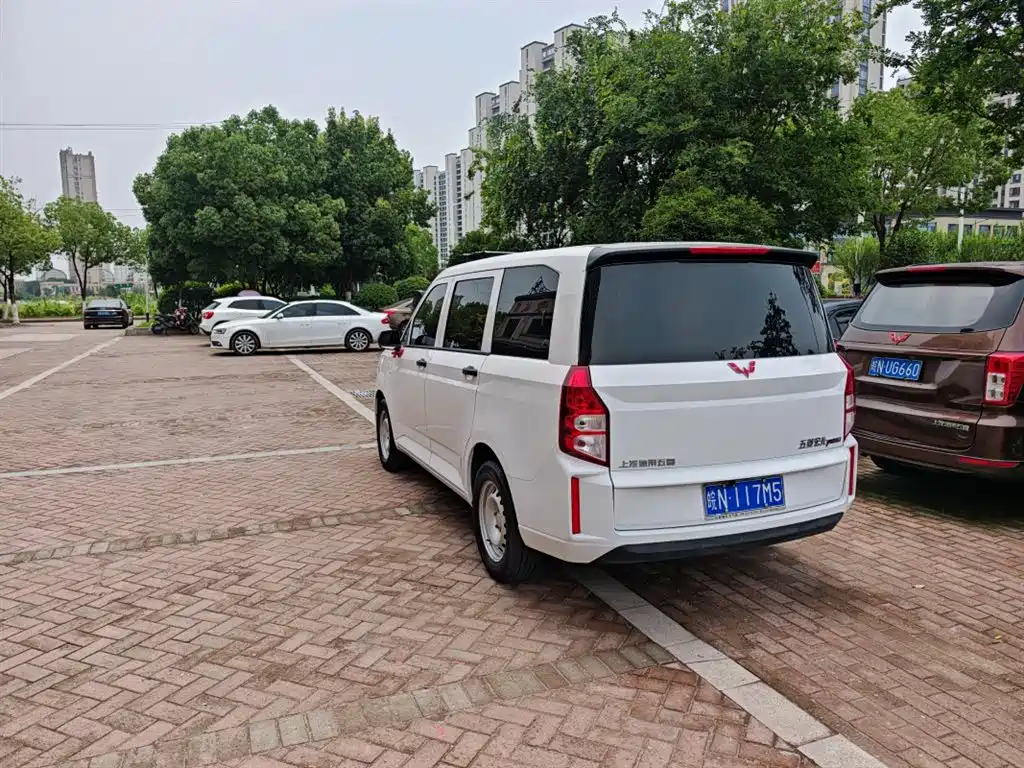 Wuling Hongguang PLUS 1.5 L Manual Standard 5-seat
