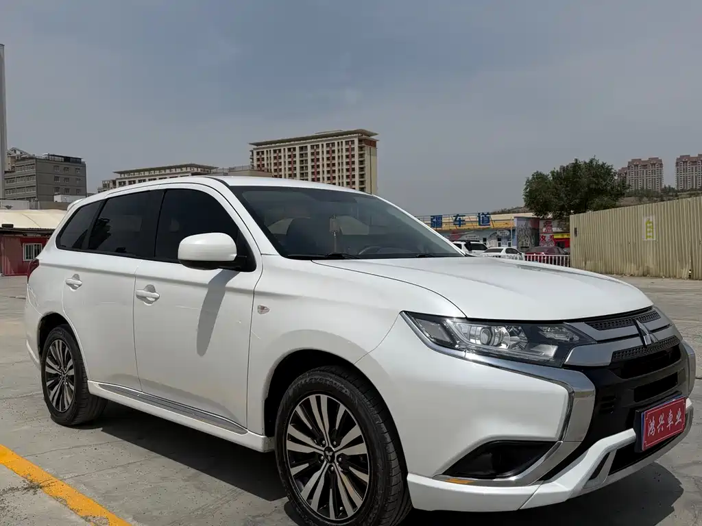 Outlander 2.0 L 2 WD Smooth Travel 5-seat