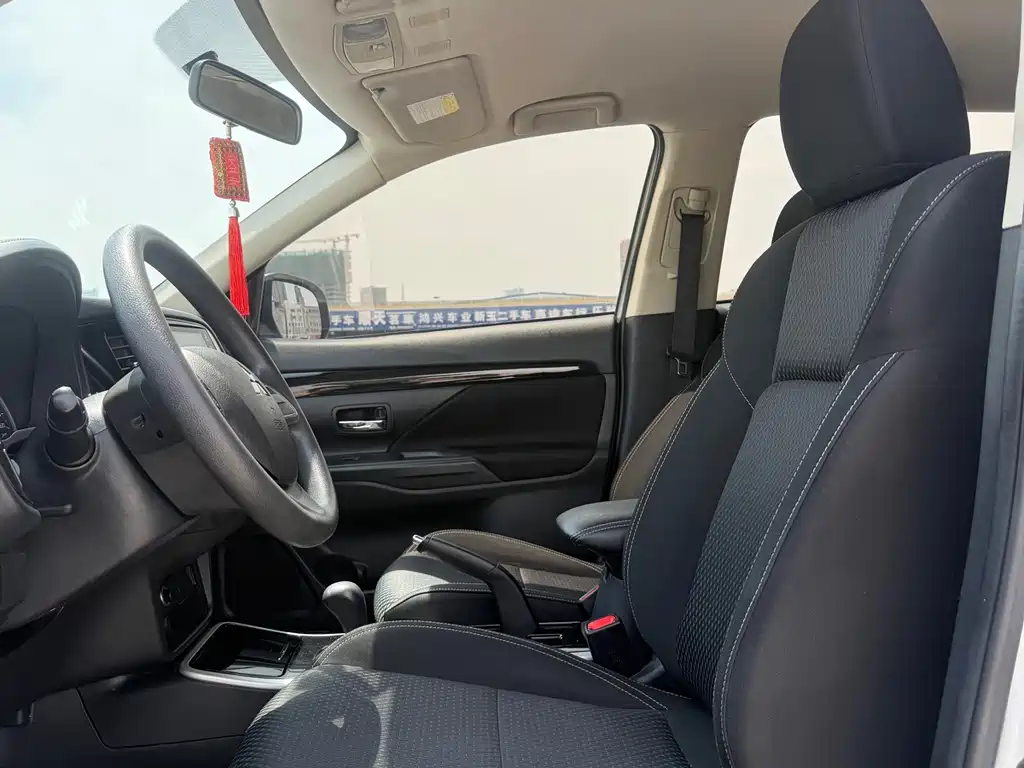 Outlander 2.0 L 2 WD Smooth Travel 5-seat
