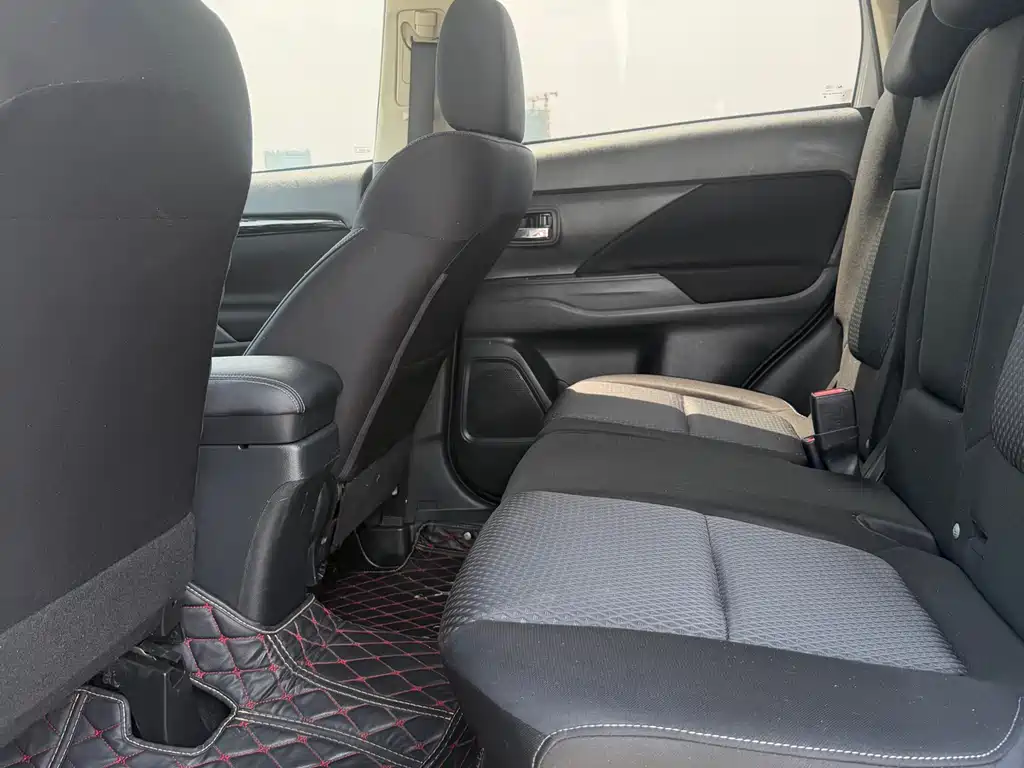 Outlander 2.0 L 2 WD Smooth Travel 5-seat