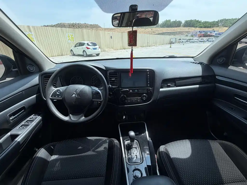 Outlander 2.0 L 2 WD Smooth Travel 5-seat
