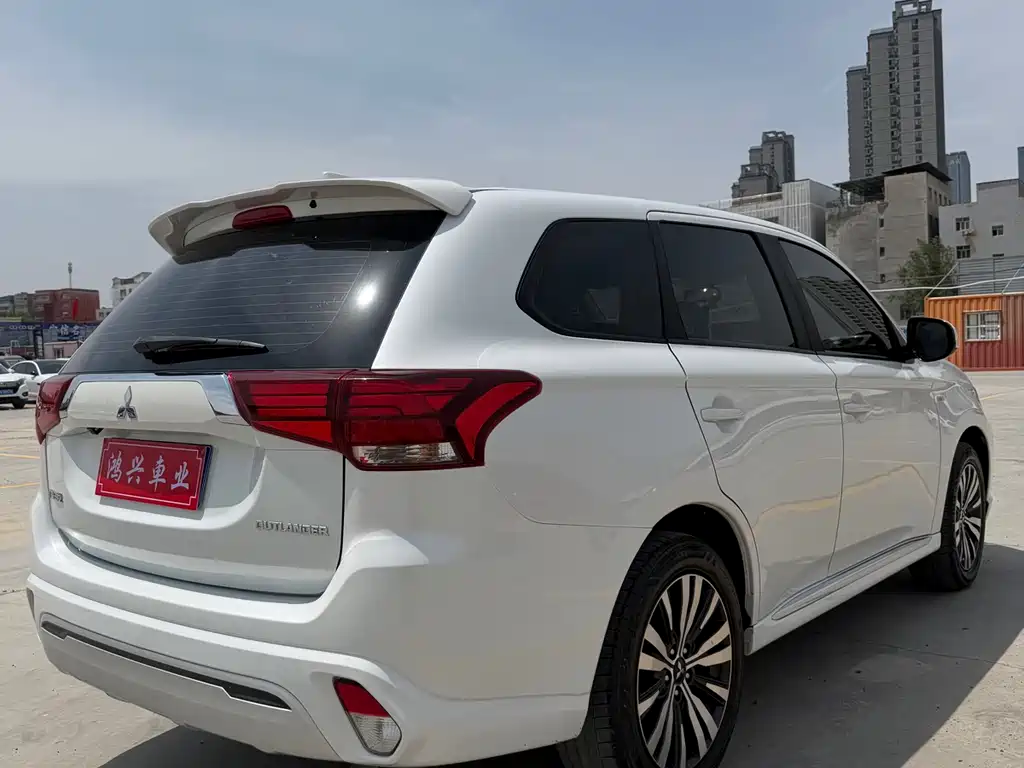 Outlander 2.0 L 2 WD Smooth Travel 5-seat