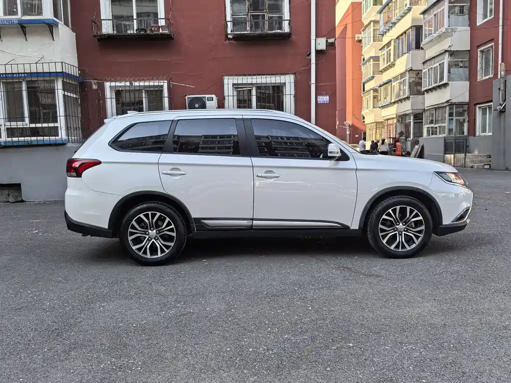 Outlander 2.0 L 2 WD Glory 5-seat