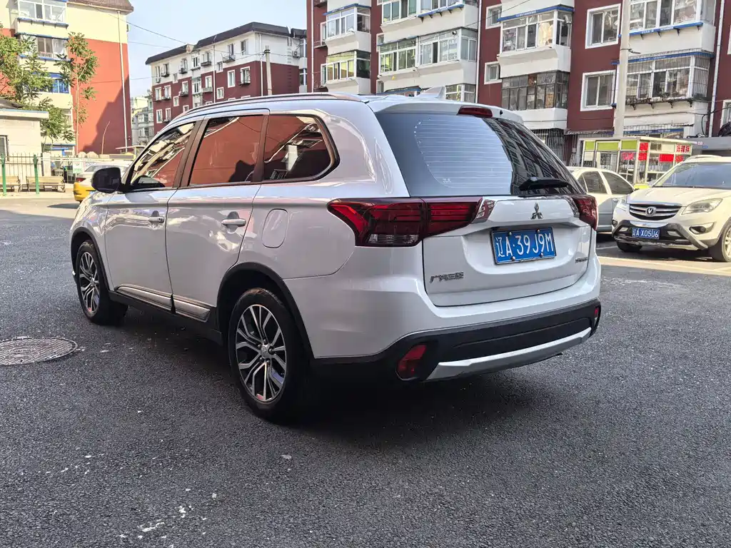 Outlander 2.0 L 2 WD Glory 5-seat