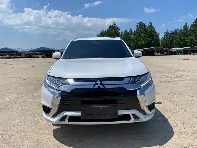 Mitsubishi Outlander 2.0 L 2 WD Smooth Travel 5-seat