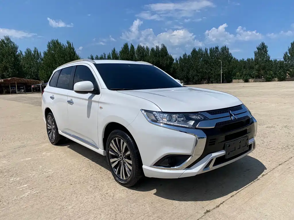 Outlander 2.0 L 2 WD Smooth Travel 5-seat