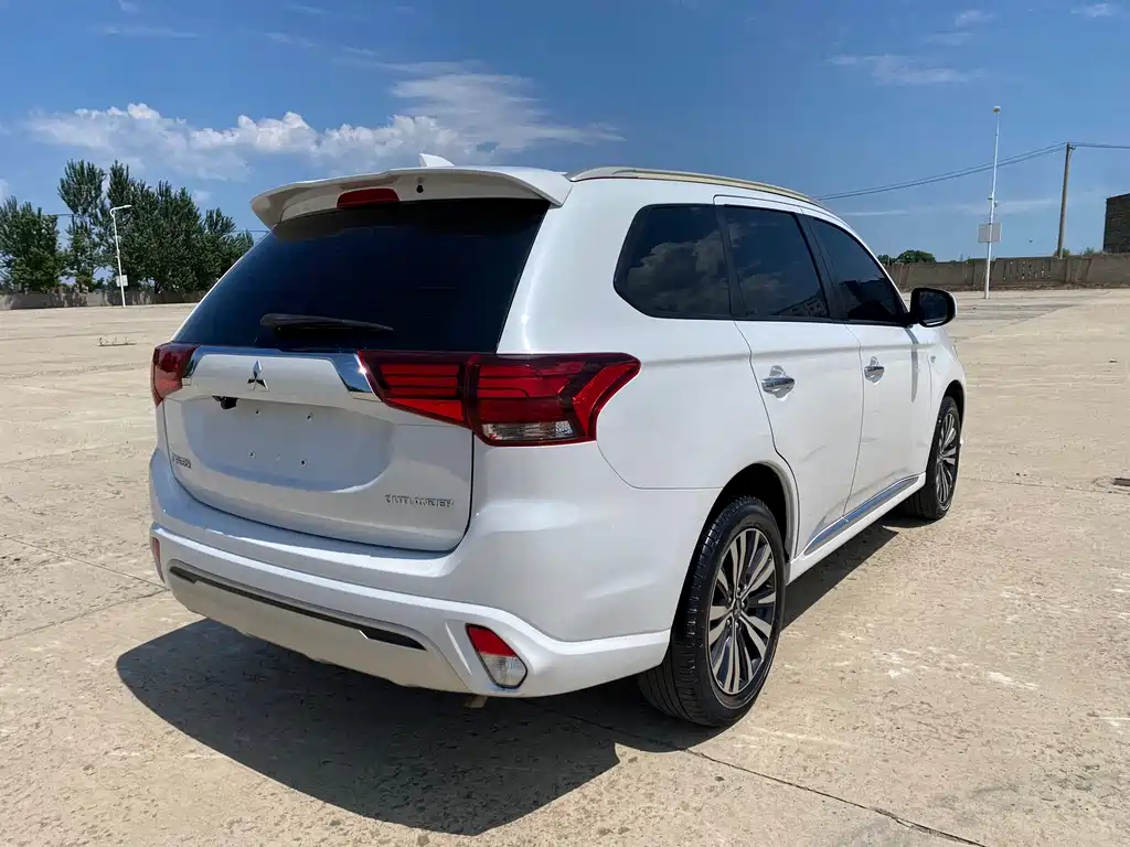 Outlander 2.0 L 2 WD Smooth Travel 5-seat