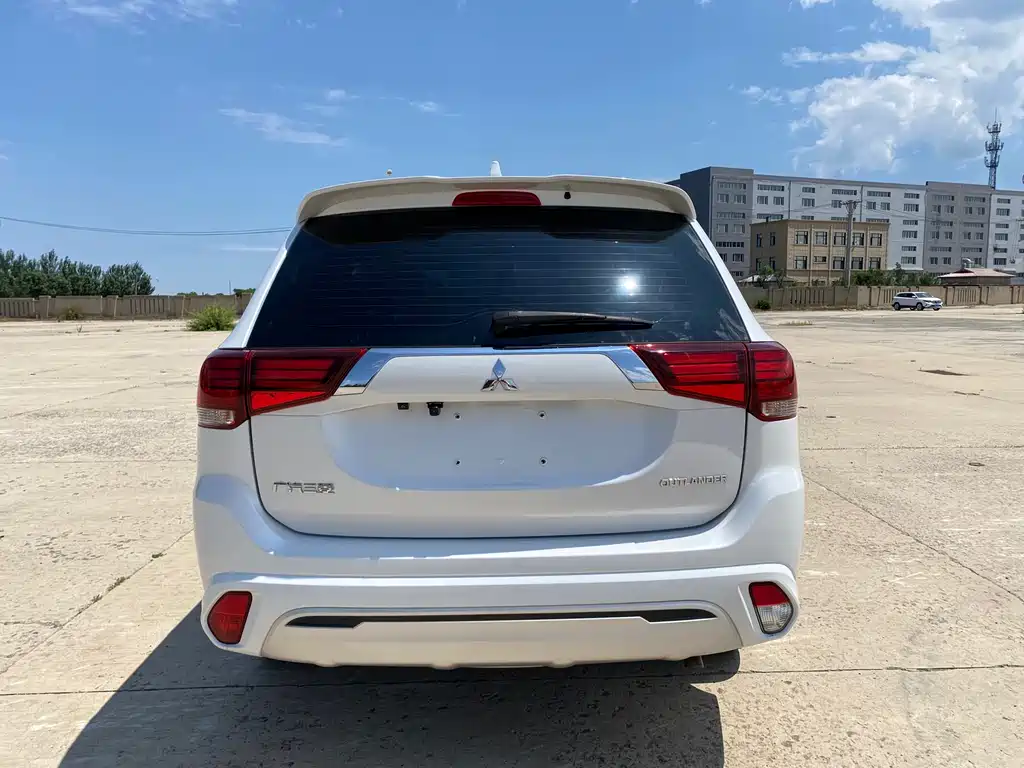 Outlander 2.0 L 2 WD Smooth Travel 5-seat