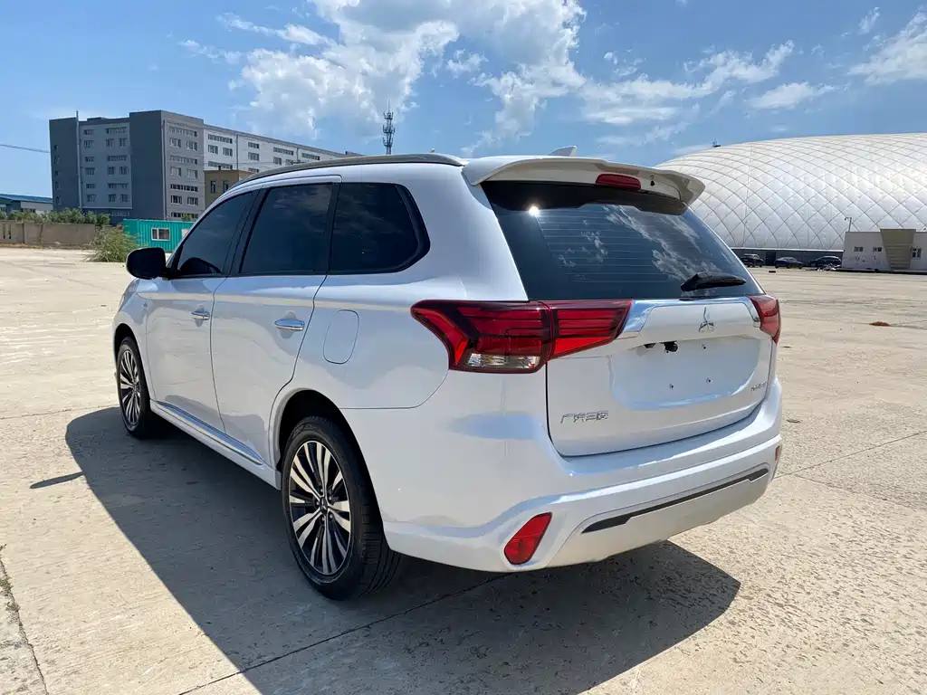 Outlander 2.0 L 2 WD Smooth Travel 5-seat