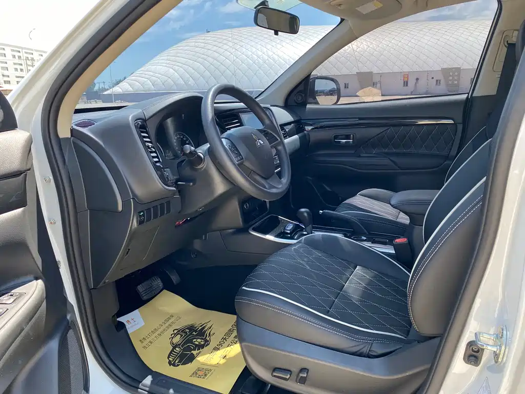 Outlander 2.0 L 2 WD Smooth Travel 5-seat