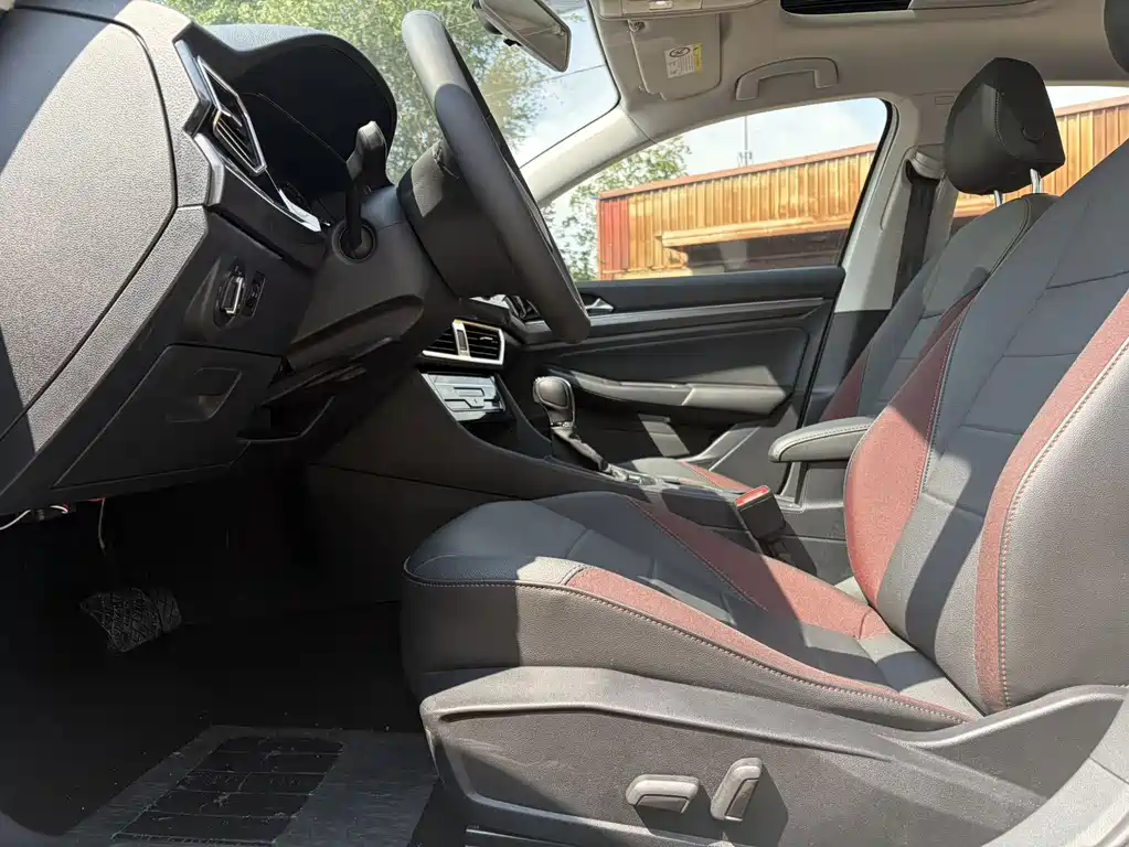 Bora 1.5 L Auto Elite Connected
