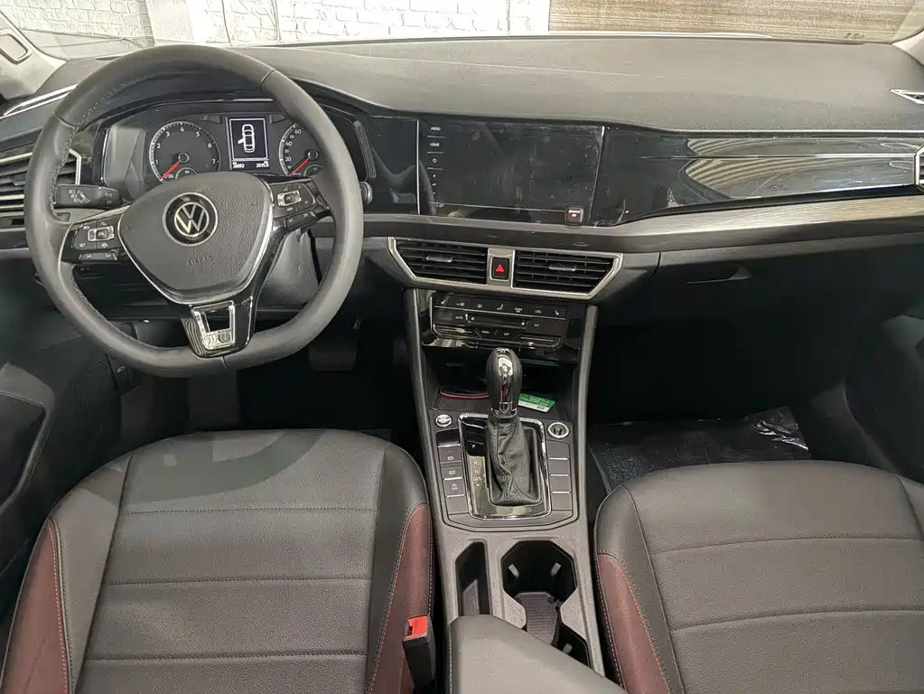 Bora 1.5 L Auto Elite Connected