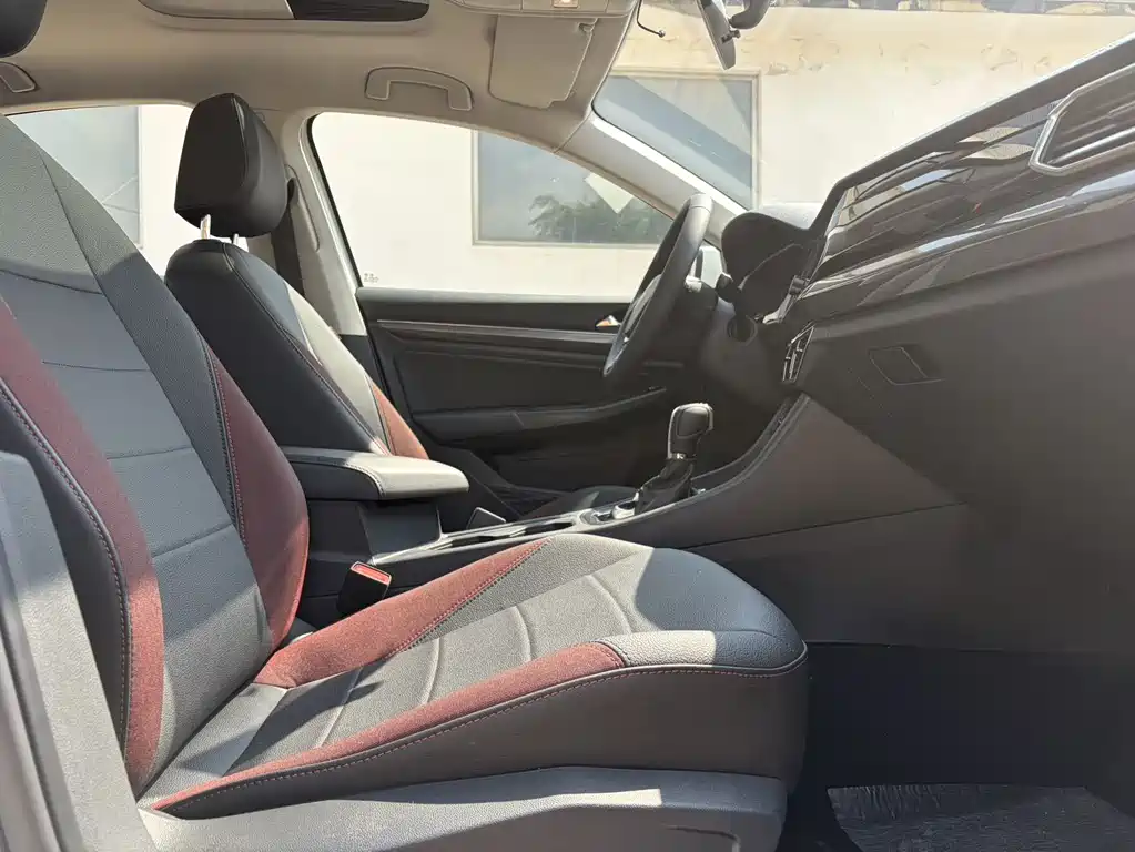 Bora 1.5 L Auto Elite Connected