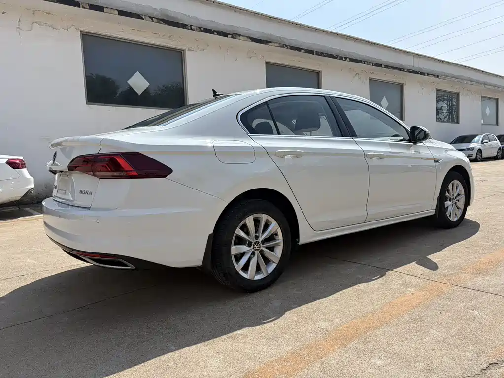Bora 1.5 L Auto Elite Connected