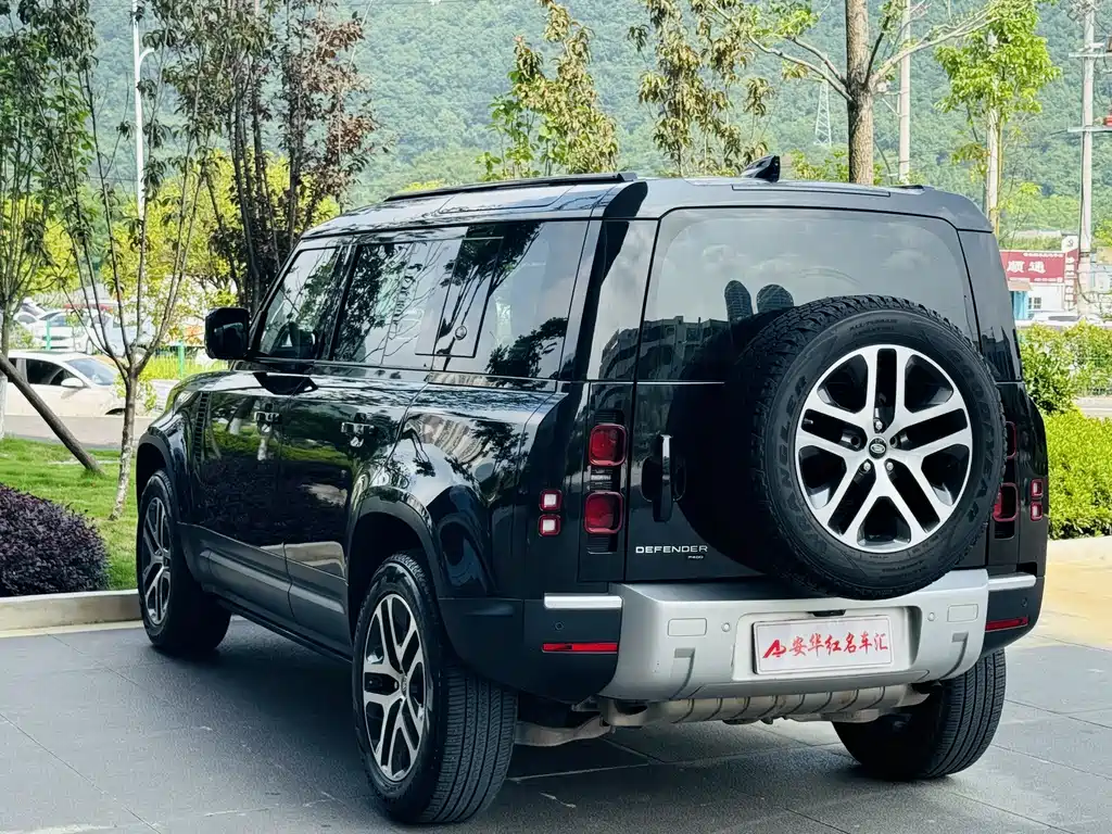 Land Rover Defender 110 P400 SE