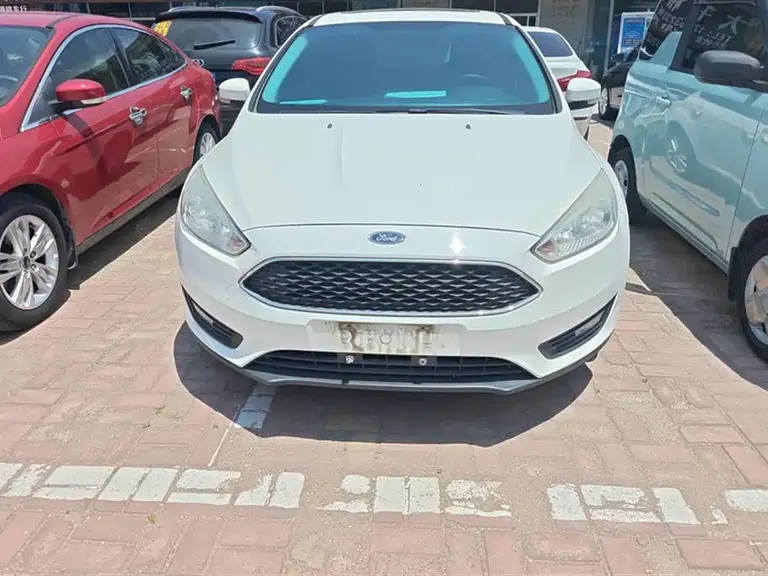 Ford Focus Hatchback Classic 1.6 L Auto Style Smart Travel