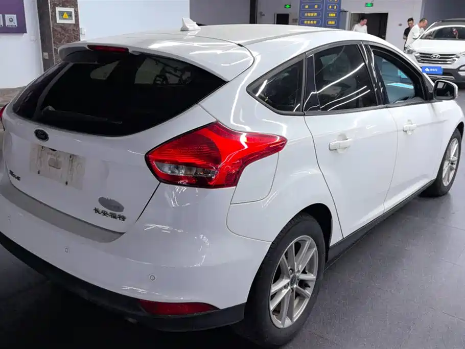 Focus Hatchback Classic 1.6 L Auto Style Smart Travel