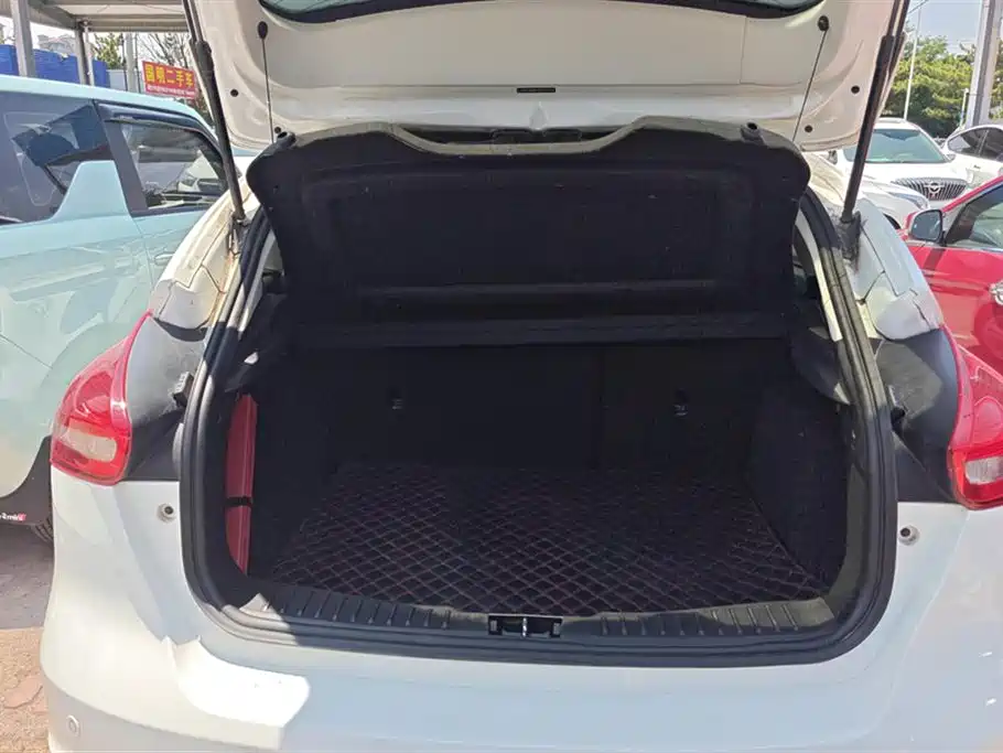 Focus Hatchback Classic 1.6 L Auto Style Smart Travel