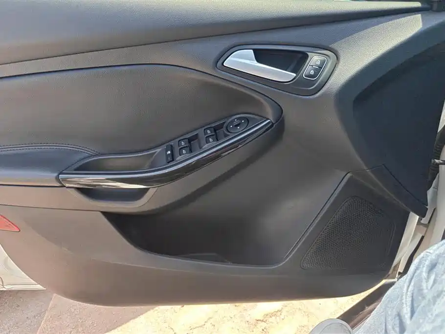 Focus Hatchback Classic 1.6 L Auto Style Smart Travel