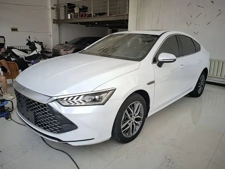 BYD Qin PLUS DM-i 120 KM Distinguished