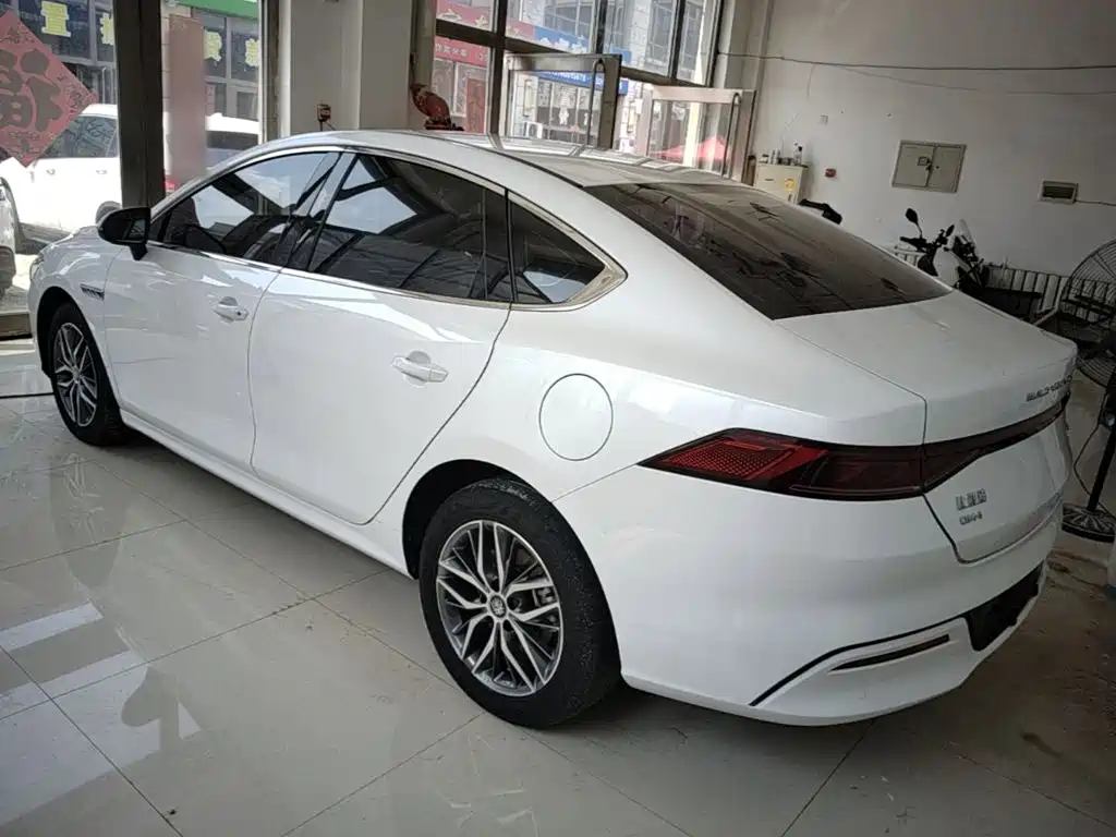 Qin PLUS DM-i 120 KM Distinguished