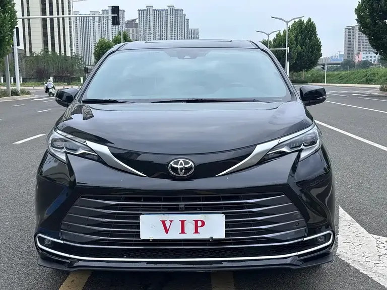 Toyota Sienna 2.5 L Hybrid Distinguished