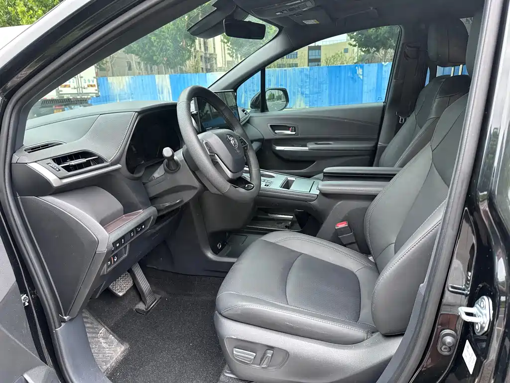 Sienna 2.5 L Hybrid Distinguished