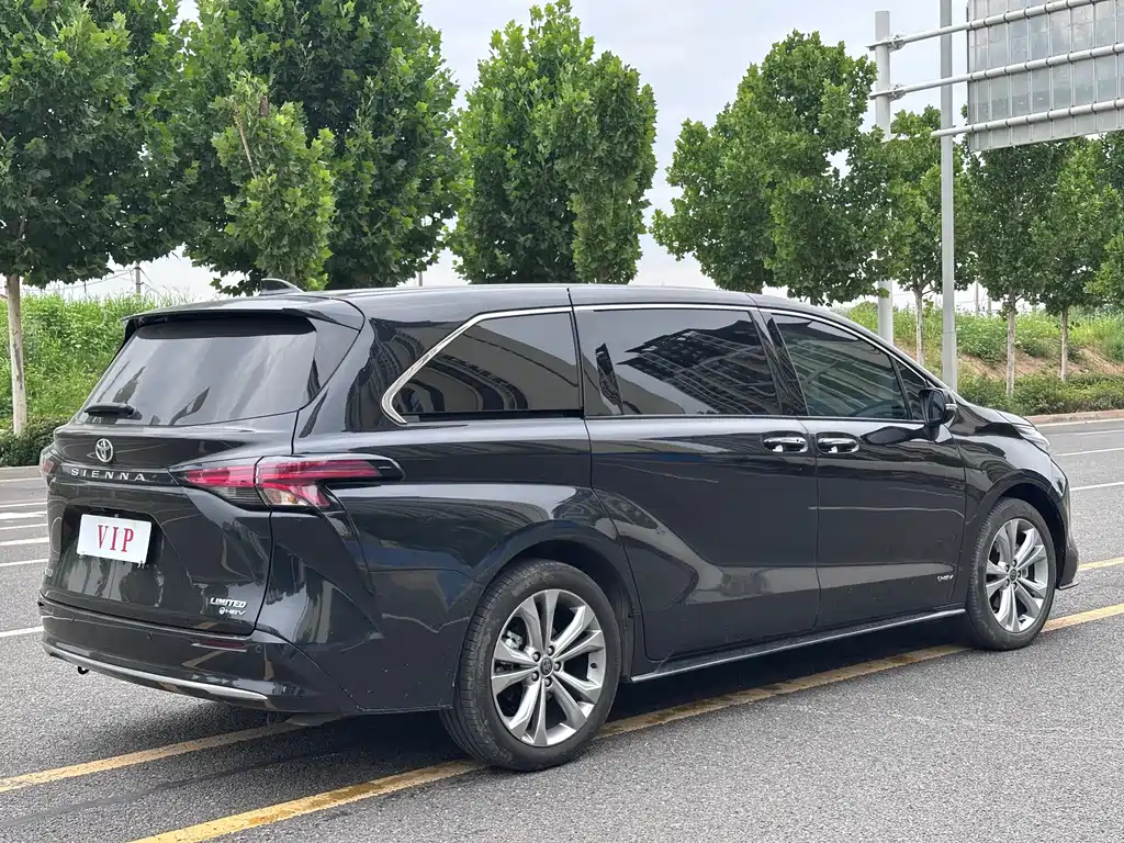 Sienna 2.5 L Hybrid Distinguished