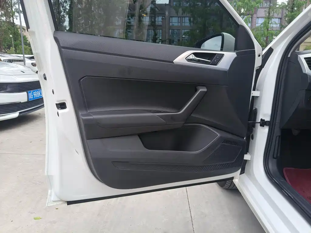 Polo Plus 1.5 L Auto Colorful Tech