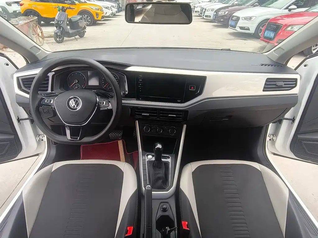Polo Plus 1.5 L Auto Colorful Tech