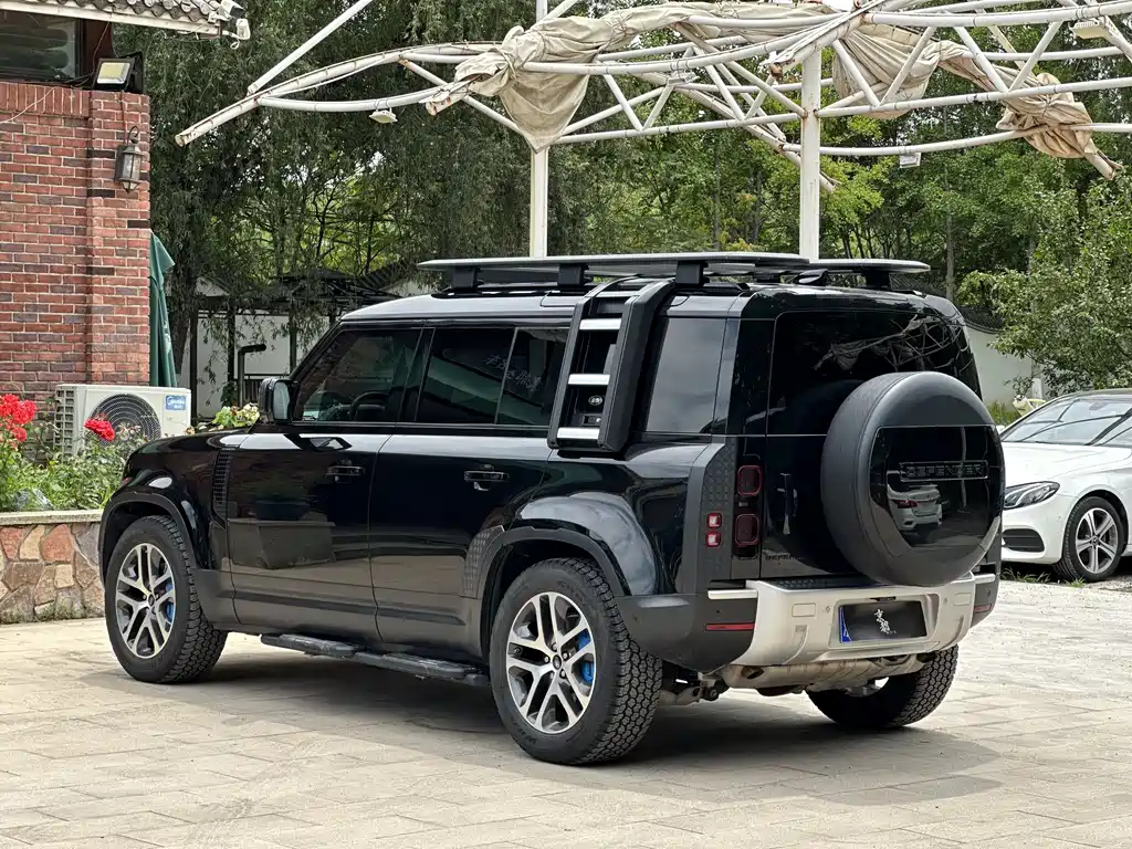 Land Rover Defender 110 P400 Dark Special Edition