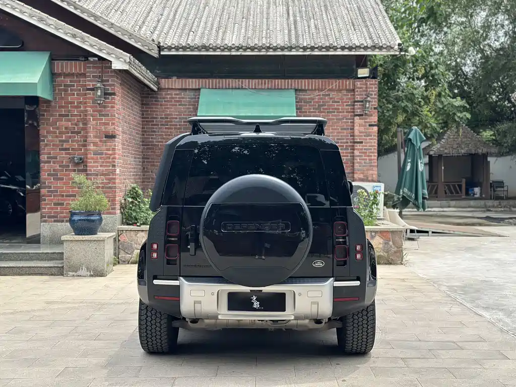 Land Rover Defender 110 P400 Dark Special Edition